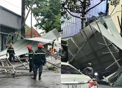 Gió giật mạnh cuốn mái tôn công trình ở TPHCM xuống đường