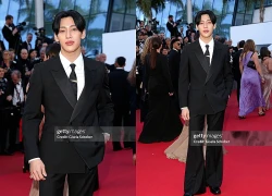 Nam thần là "thanh mai trúc mã" của Lisa (BLACKPINK) trên thảm đỏ Cannes: Quấn ống loe, tóc bổ luống và đôi môi căng mọng toàn filler?