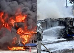 Xe buýt cháy dữ dội trên phố ở trung tâm Hà Nội