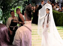 "Tan chảy" khoảnh khắc Lisa nhận món quà từ fan lớn tuổi, có gì mà hút cả triệu view?