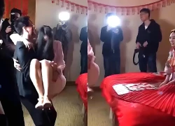 Chú rể vô tư bế thốc phù dâu trong lễ cưới, vẻ mặt của cô dâu khiến ai cũng hiểu: "To chuyện rồi"