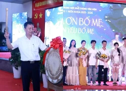 Lời chia tay xúc động của thầy Hiệu trưởng với học trò lớp 12
