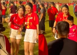 Chu Thanh Huyền hot không kém Quang Hải, được fan vây kín xin chụp ảnh, "cam thường" bóc trần nhan sắc thật