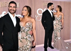 Jennifer Lopez nóng bỏng bên bạn diễn giữa tin đồn hẹn hò