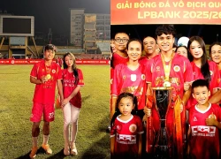 Không nhận ra hotgirl trăm triệu view khi ra sân cổ vũ tuyển thủ U23 Phạm Minh Phúc, visual đời thường sao khác trên mạng quá!