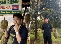 Lộ ảnh Long Hour bất ngờ bán sầu riêng ở lề đường, biểu cảm lạ?