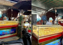 Tủ đầy vàng nằm trong sạp tạm bợ ở chợ, bà chủ nói không sợ mất