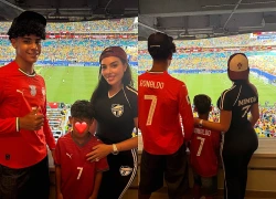 Georgina mặc áo số 7, cổ vũ Ronaldo