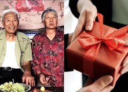 Giúp một cụ ông lạ mặt trên tàu điện, cô gái trẻ không ngờ suốt 8 năm sau vẫn đều đặn nhận những món quà đặc biệt này