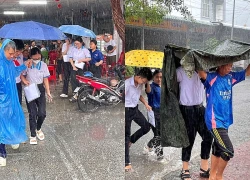 Thanh niên tình nguyện dầm mưa hỗ trợ học sinh thi lớp 10 tại Cần Thơ