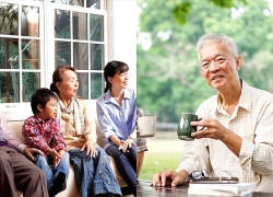 Nghỉ hưu 10 năm, tôi nhận ra: Có tiền tiết kiệm cũng đừng vội cho con hết, hãy ưu tiên 3 điều này để tuổi già không phụ thuộc ai