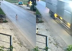 Thót tim cảnh bé 18 tháng ở Phú Thọ chạy ra đường lớn, giữa dòng xe lao vun vút