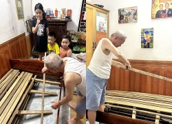 Vừa về thăm cụ 5 phút, 'khối nghỉ hè' đã nhảy nhót sập cả giường