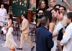 Đám cưới kéo dài 3 ngày của cặp đôi Dua Lipa và Callum Turner vẫn bị phản đối