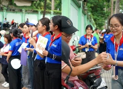 Độc đáo tiếp sức mùa thi bằng nhiều thứ tiếng