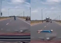 Xử lý người phụ nữ dang hai tay rồi nằm ngang giữa đường chặn ô tô