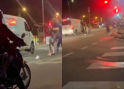 Ô tô tải van bị chặn đường, đập phá sau tiếng còi xin vượt ở TPHCM