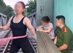 Người phụ nữ vô tư tập lắc vòng trên đường ray tàu hỏa