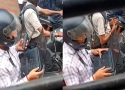 Bức ảnh gây bão mạng toàn thế giới: Mở laptop làm việc khi xe máy chờ đèn đỏ