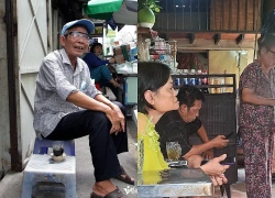 Không bảng hiệu, quán cà phê vợt ‘tí hon’ ở TPHCM đắt khách hơn nửa thế kỷ