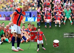 "Quái vật" Haaland làm nhạc trưởng, đánh trống cho Na Uy ăn mừng kiểu Viking chèo thuyền sau khi tiễn Brazil về nước