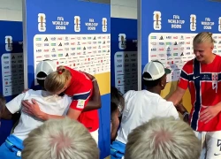 Tuyệt đối tôn trọng: Vinicius Jr chủ động ôm "quái vật" Erling Haaland dù Na Uy vừa loại Brazil, size gap của 2 siêu sao gây sốt