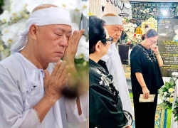 Cha con Tạ Minh Tâm lặng lẽ chùi nước mắt trước ngày di quan đưa Bạch Vân về quê