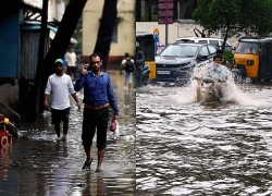 Mưa lớn khiến Mumbai gần như tê liệt, nhiều bang ở Ấn Độ cảnh báo lũ lụt