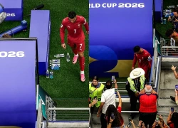 Ronaldo lầm lũi bước vào đường hầm khiến fan đau lòng, bóng lưng số 7 cứ thế khuất dần