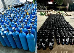 Đang bốc dỡ 344 bình khí cười, 2 đối tượng bị công an bắt quả tang