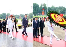 Ban Chấp hành Trung ương Đảng vào Lăng viếng Chủ tịch Hồ Chí Minh