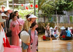 Chờ 2 tiếng mới ngồi được xuồng ba lá ở cồn Thới Sơn