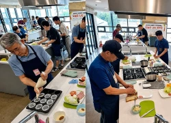 Xu hướng lạ ở Hàn Quốc: Đàn ông tuổi nghỉ hưu rủ nhau vào bếp