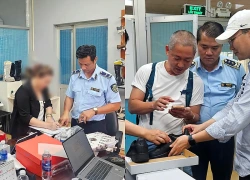 Bắt kho hàng giả 100 tỉ đồng ở TP.HCM