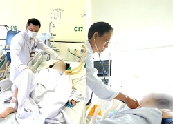 Hôn mê sau cuộc nhậu, 2 người đàn ông nhập viện cấp cứu vì ngộ độc rượu