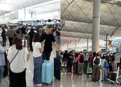 Hàng nghìn hành khách mắc kẹt tại sân bay Hong Kong vì bão Noul