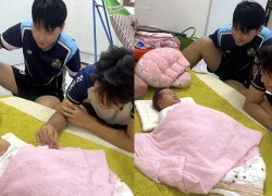Mẹ bất ngờ sinh em gái sau 17 năm, hành động của 2 anh trai khiến nhiều người "tan chảy"