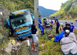 Ô tô khách chở 20 người tông vào vách núi, hành khách hoảng loạn