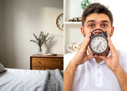 Vì sao không nên treo đồng hồ trong phòng ngủ, nhất là đối diện giường ngủ?