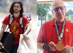 Không ai như Đồng Đồng tóc xù Cucurella, đưa luôn huy chương vàng World Cup cho người đưa thư đeo thử