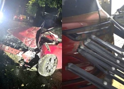 Ô tô con mất lái gần trường học, tông sập cổng 2 nhà dân