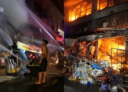 Cháy lớn khu vực chợ Biên Hòa, hàng chục ki ốt bị thiêu rụi