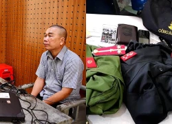 Khám xét nơi ở người đàn ông, thu giữ nhiều trang phục công an, quân đội