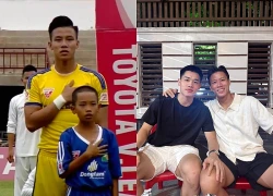 Cậu bé hồi nhỏ đen nhẻm chụp ảnh cùng Quế Ngọc Hải: Giờ thành "ngôi sao", cứ hô tên là cả nước mong có bàn thắng