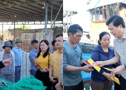 Hỗ trợ 75 triệu đồng cho 5 chủ tàu cá bị cháy ở Nghệ An