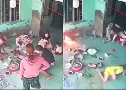 Cả gia đình bỏ chạy tán loạn khi đang ngồi ăn uống, camera ghi lại diễn biến kinh hoàng trước đó