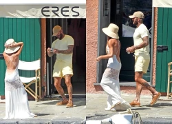 Có là cầu thủ lừng danh David Beckham cũng phải miệt mài chụp ảnh "sống ảo" cho vợ - Victoria, dáng vẻ khiến triệu ông chồng đồng cảm