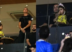 Cưng xỉu với khoảnh khắc con của Ronaldo và Georgina "SIU" trên khán đài sau lễ cưới bí bật của bố mẹ