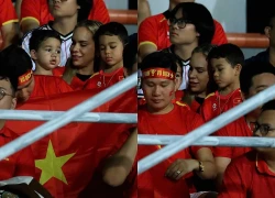 Vợ Xuân Son đọ sắc với vợ Xuân Mạnh trên khán đài Malaysia