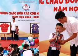 Cháu trai cựu Chủ tịch nổi tiếng làng bóng đá Việt Nam nhập học lớp 1, đem theo hai chiếc áo full chữ ký cầu thủ tặng trường